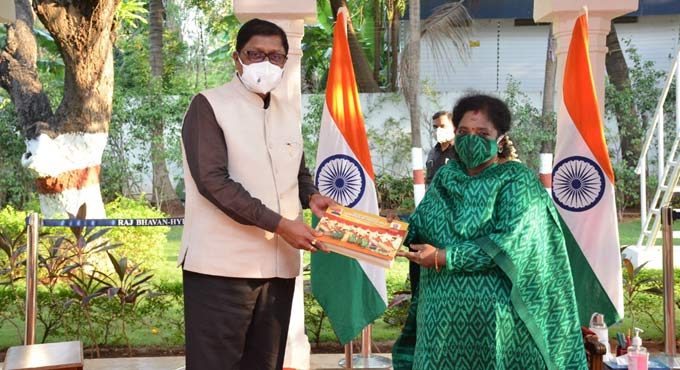Hyderabad EFLU Vice-Chancellor calls on Governor