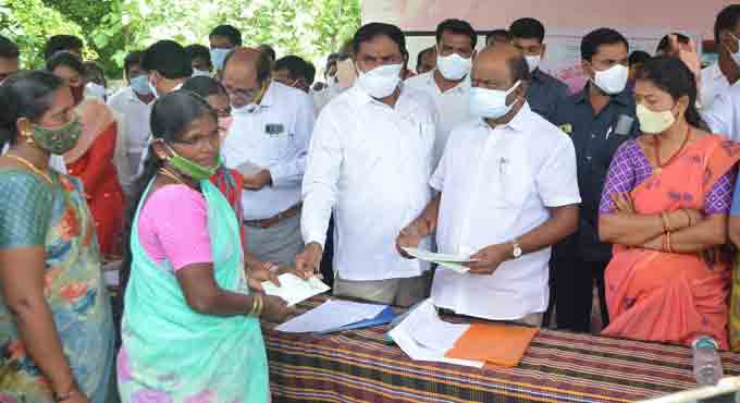 Errabelli distributes Kalyana Lakshmi, CMRF cheques to beneficiaries