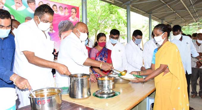 Gangula lauds MP Santhosh Kumar for feeding the needy during lockdown