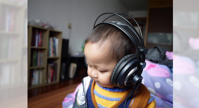 Headphones, earbuds may affect hearing in children