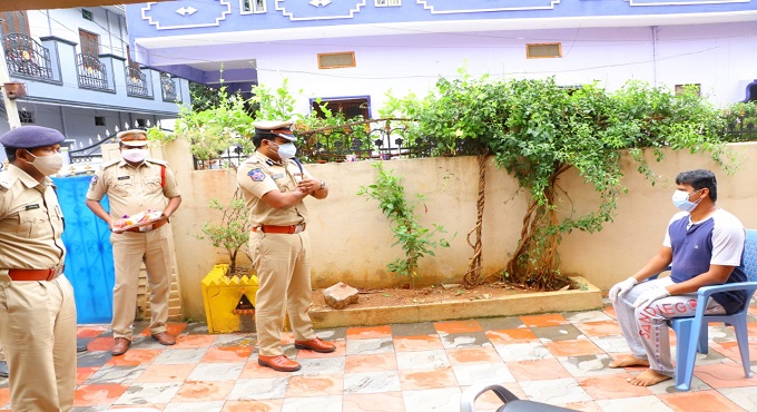 Siddipet: IG Stephen Ravindra calls on Covid positive constable