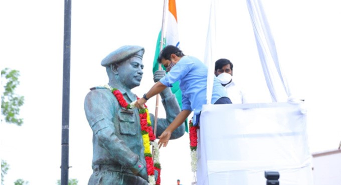 KTR unveils statue of Galwan hero Col. B Santhosh Babu-Telangana Today