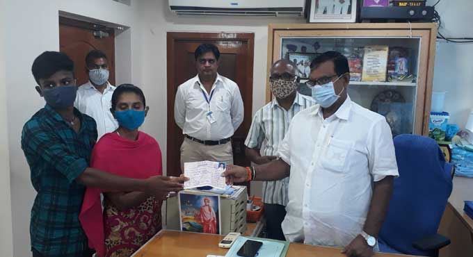 Karimnagar Dairy hands over fixed deposit to legal heir