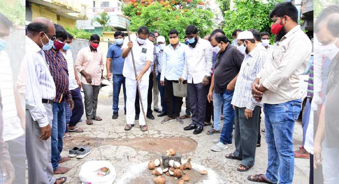 Karimnagar Mayor lays foundation stone for CC roads