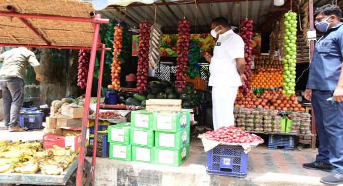 Karimnagar: Traders warned of fines for encroaching pavements