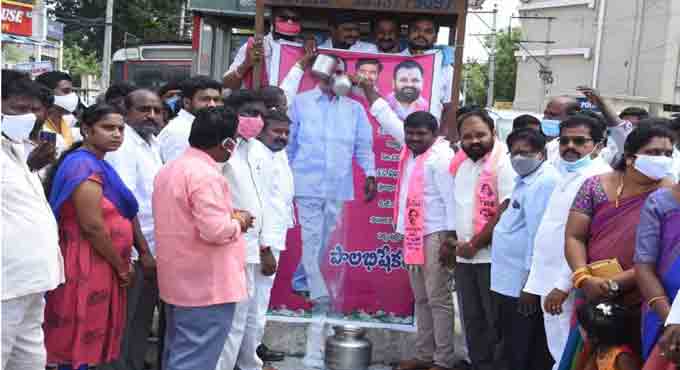 Nalgonda: Dalit organisations perform ksheerabhisekham to CM’s potrait