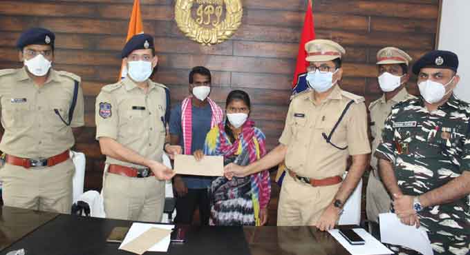 Covid fear: Maoist couple surrenders to police in Kothagudem