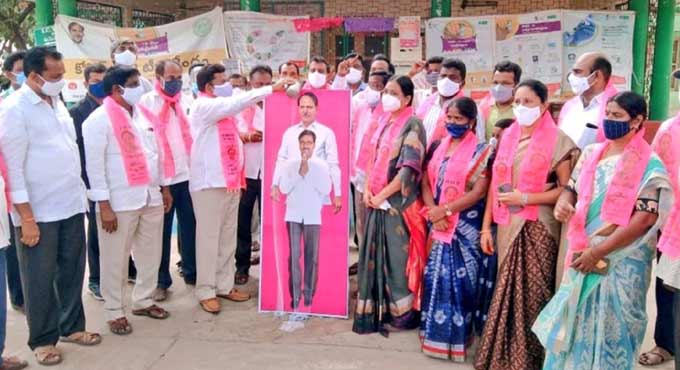 ‘Palabhishekam’ performed to CM KCR’s portrait in Khammam