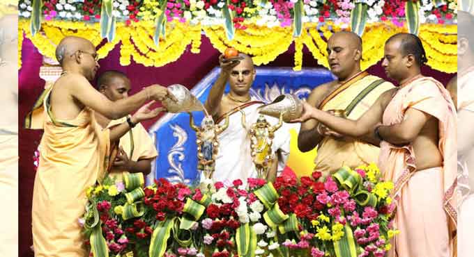 Hyderabad: Panihati Chida-Dahi celebrated at Hare Krishna Golden temple