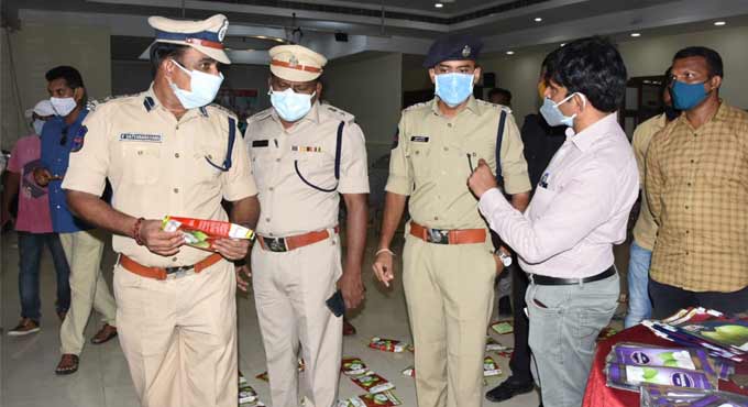 Nine held for trading spurious cotton seeds in Mancherial