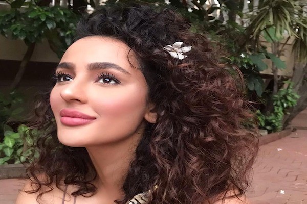 Seerat’s ‘glamorous yet girl next door’ look is going to steal your hearts 