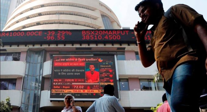 Sensex rallies 393 points amid firm global cues; IT stocks shine
