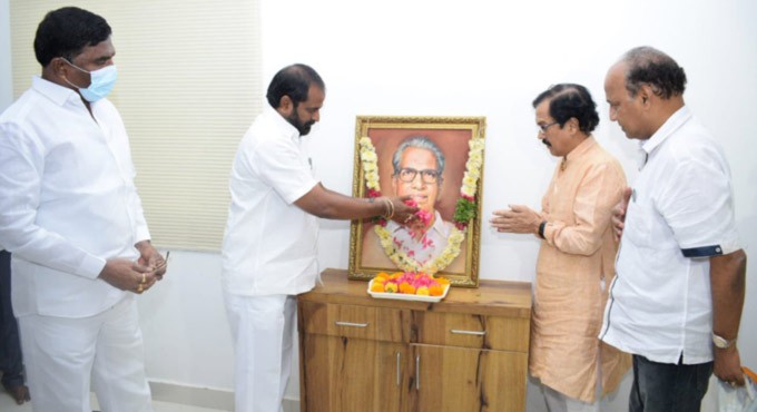 Hyderabad: Srinivas Goud pays tributes to Suddala Hanmanthu