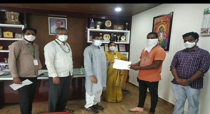 Karimnagar: TSCAB chairman distributes PMJJBY cheques to kin of deceased