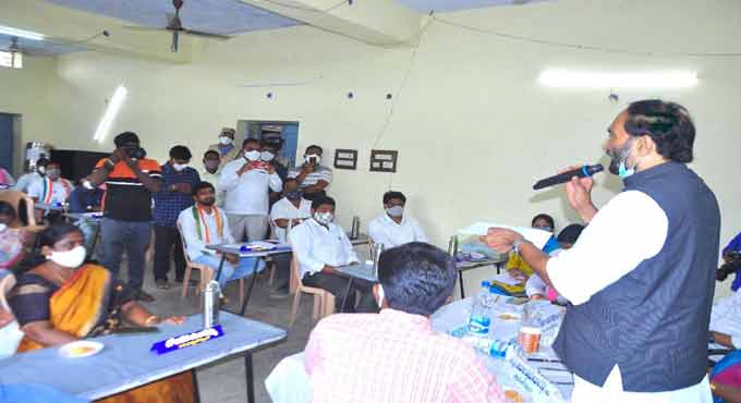 Uttam demands strict action against spurious seeds sellers in Chinthelapalem