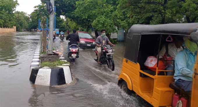 Warangal: Sudden downpour disrupts traffic, inundates low lying areas
