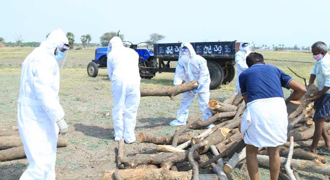 Woman ZPTC leads last rites of Covid victim in Peddapalli