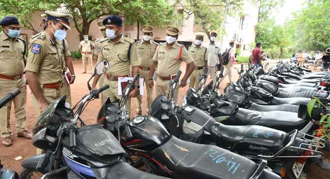 Four bike lifters arrested in Warangal, 19 two-wheelers recovered