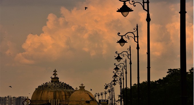 Hyderabad witnesses cloudy skies, moderate showers