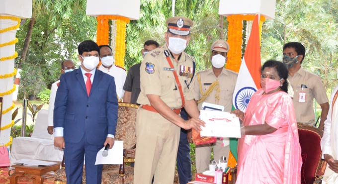 Top cops felicitated by Telangana governor