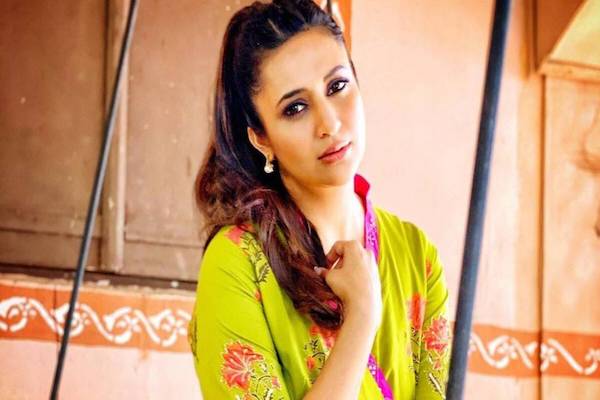 Divyanka Tripathi slams a fan asking her to wear a dupatta in Crime Patrol