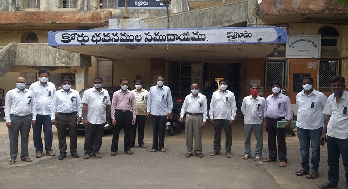 Kothagudem Bar Association members stage protest against physical hearing of cases