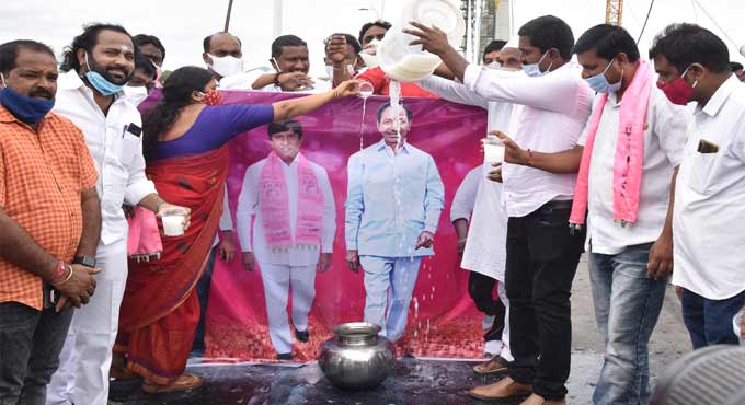 Palabhishekam performed to KCR’s portrait for allocating funds for Manair river front works