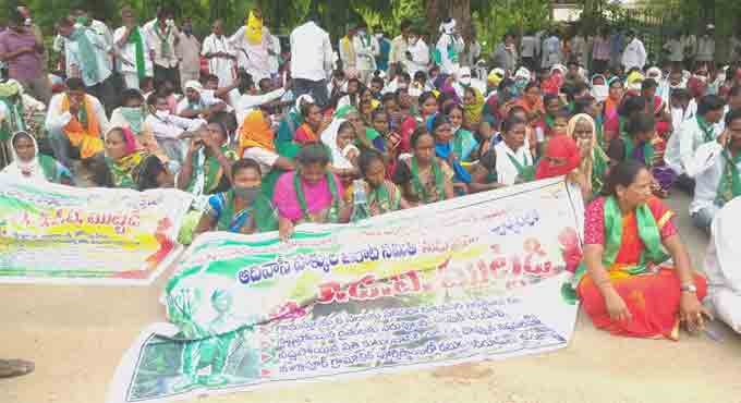 Adilabad: Tribals stage dharna demanding aid for rain-affected