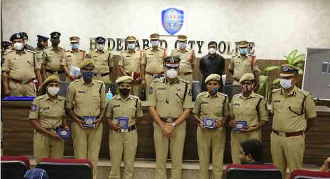Hyderabad Commissioner felicitates women constables