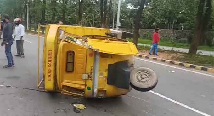 Hyderabad: Four injured as goods auto rickshaw overturns in Gachibowli