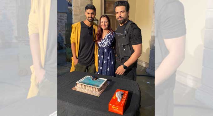 Rithvik Dhanjani and Tanuj Virwani cut a cake after wrapping up ‘Cartel’