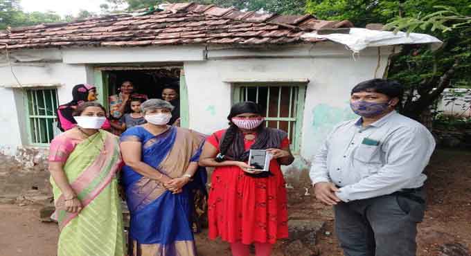 Warangal Collector presents smart phone to poor student