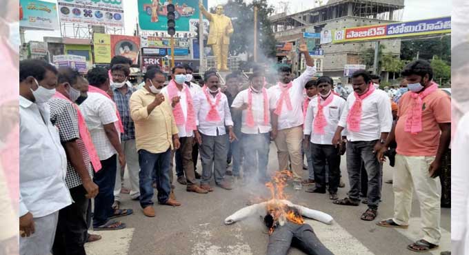 Eatala’s effigy burnt in Khammam