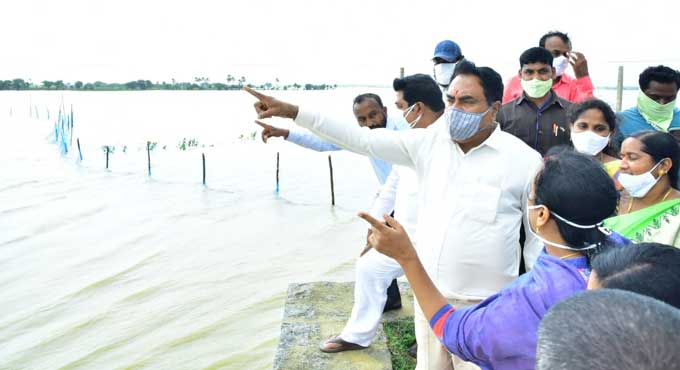 Floods: No loss of lives or property reported in erstwhile Warangal, says Errabelli