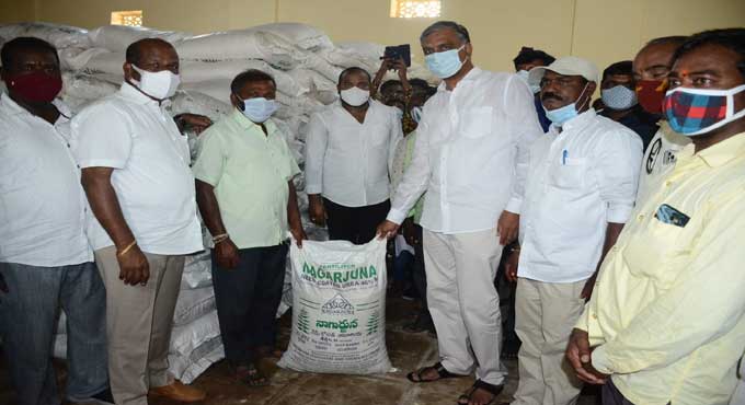 Siddipet farmers to get pesticides, fertilisers at cheaper rates