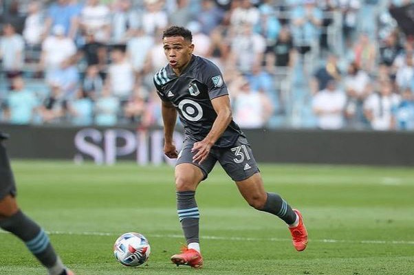 American footballer Hassani Doston proposes to girlfriend on the field