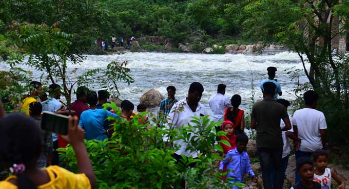 Visitors throng Himayat Sagar reservoir