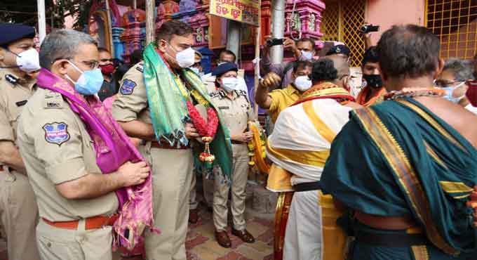Hyderabad CP visits Mahankali temple ahead of Jatara