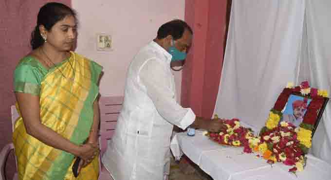 Indrakaran Reddy consoles Rekha Naik