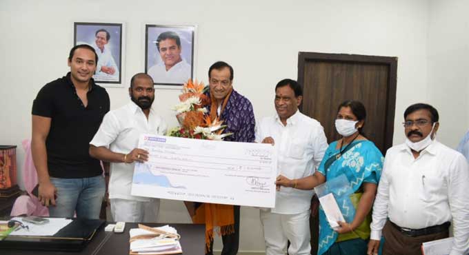 Srinivas Goud felicitates Sania Mirza’s father Imran Mirza