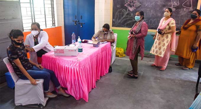 India records 38,079 fresh Covid cases, 560 deaths