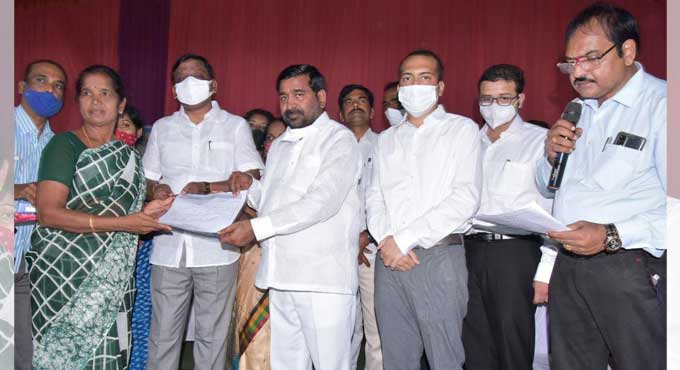 Congress workers obstruct Minister’s convoy in Nalgonda