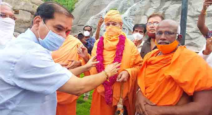 Shravanabelagola Jain Mutt pontiff visits Aggalaiah Gutta in Hanamkonda