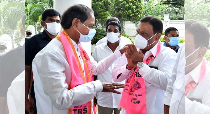 CM KCR heaps praise on SATS Chairman Venkateswara Reddy