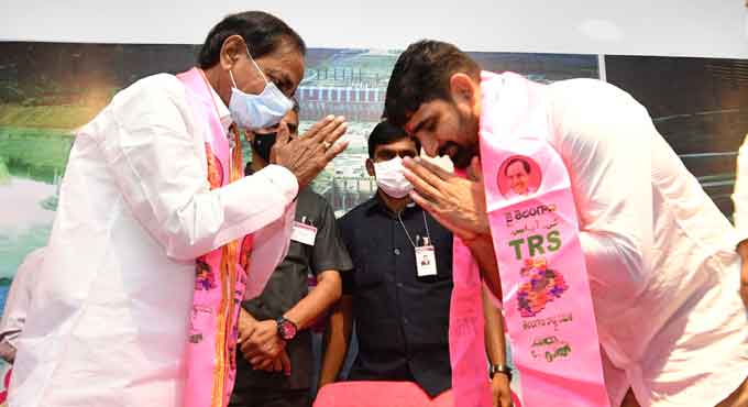 Future of Telangana belongs to youth, says KCR