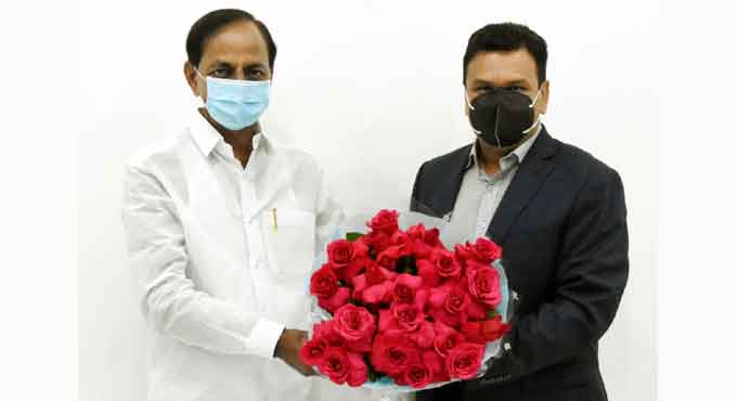 CM KCR pats Mahesh Bigala for PV centenary celebrations abroad