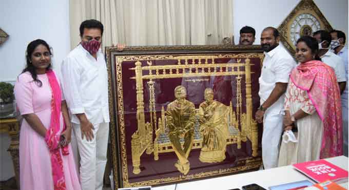 Srinivas Goud gifts Panchaloha portrait to KTR