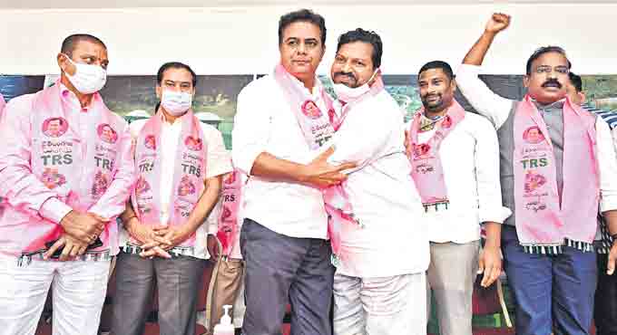 KTR mocks opposition leaders on padayatra