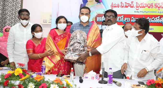 Khammam: Warm farewell accorded to outgoing Collector Karnan