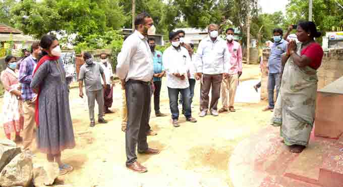 Khammam Collector warns officials against neglecting Palle Pragathi programme